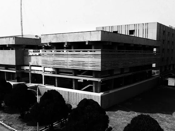 Edificio de hormigón visto en escorzo, con sus forjados y pilares a la vista