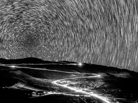 Trazas circulares de las estrellas en una exposición larga sobre un observatorio